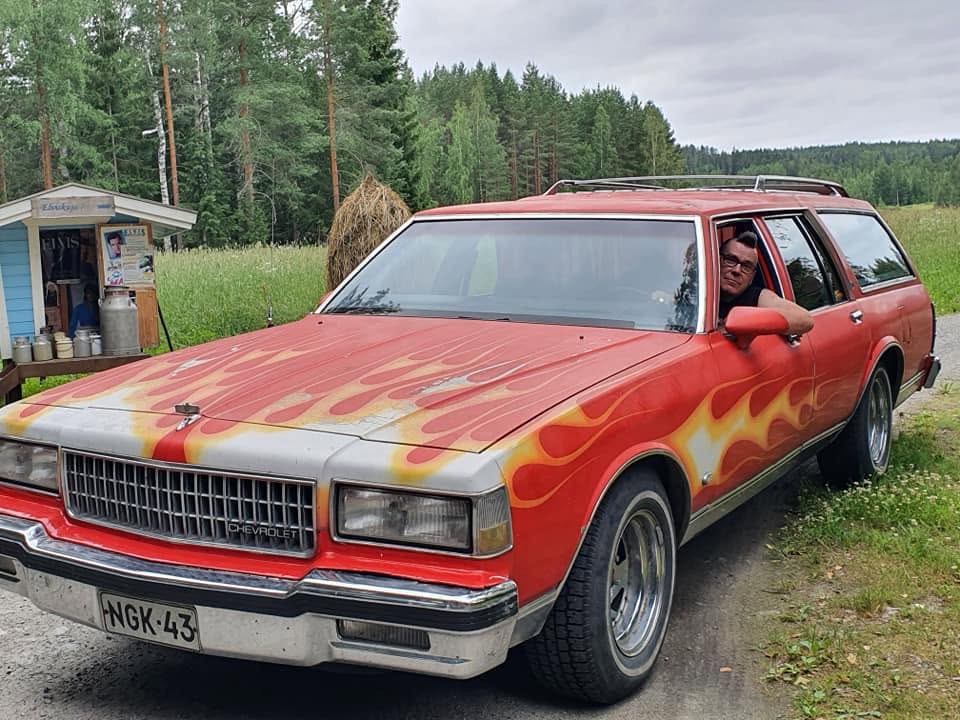 Liekkimaalattu Chevrolet-farmari Elviskujalla