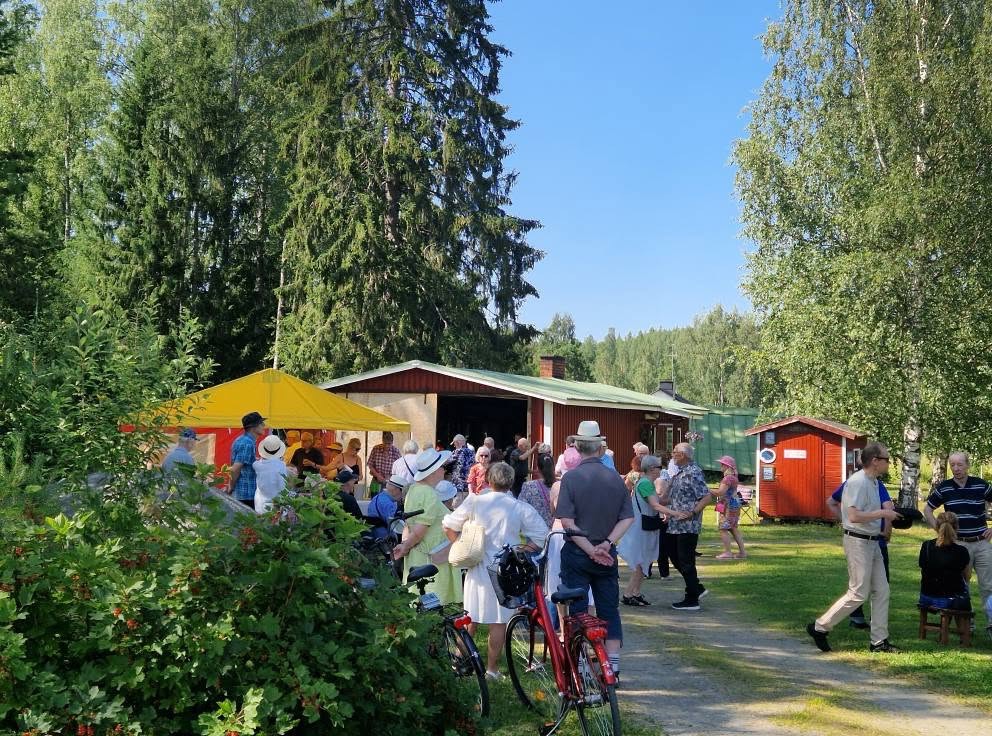 Yleisöä Elvis-tuvan tapahtumassa