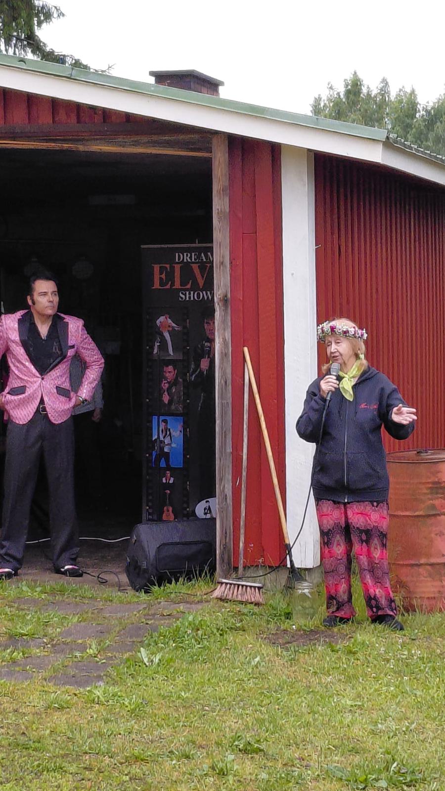 Marjatta juontaa Aronin Dream Elvis Show'ta Elvis-tuvan lavalla