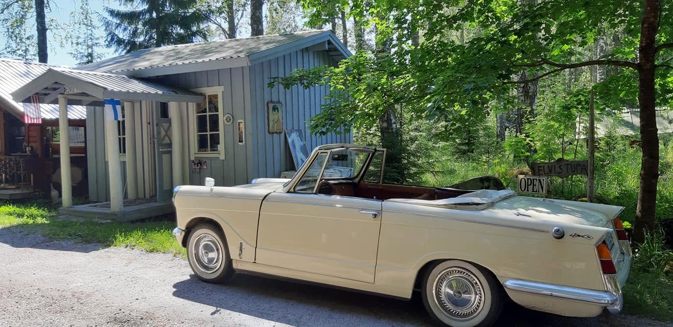 Vintage-avoauto Elvis-tuvan edustalla, OPEN-kyltti