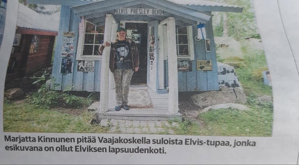 Marjatta Kinnunen Elvis Presley Blvd -mökin portailla