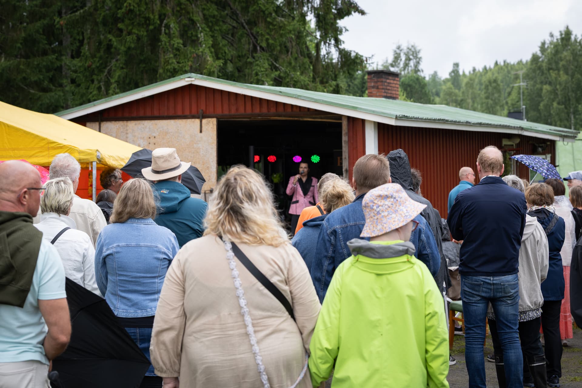 Yleisöä seuraamassa Elvis-esitystä Elvis-tuvan pihalla