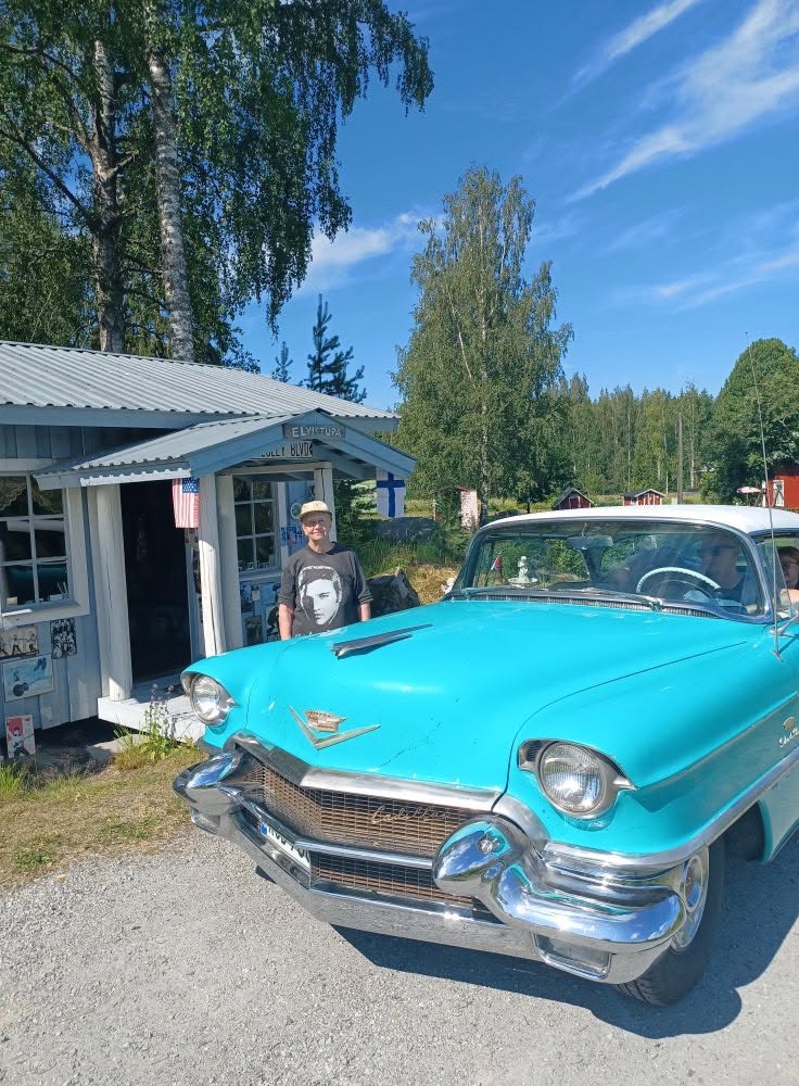Elvis-tuvan edustalla turkoosi Cadillac ja isäntä