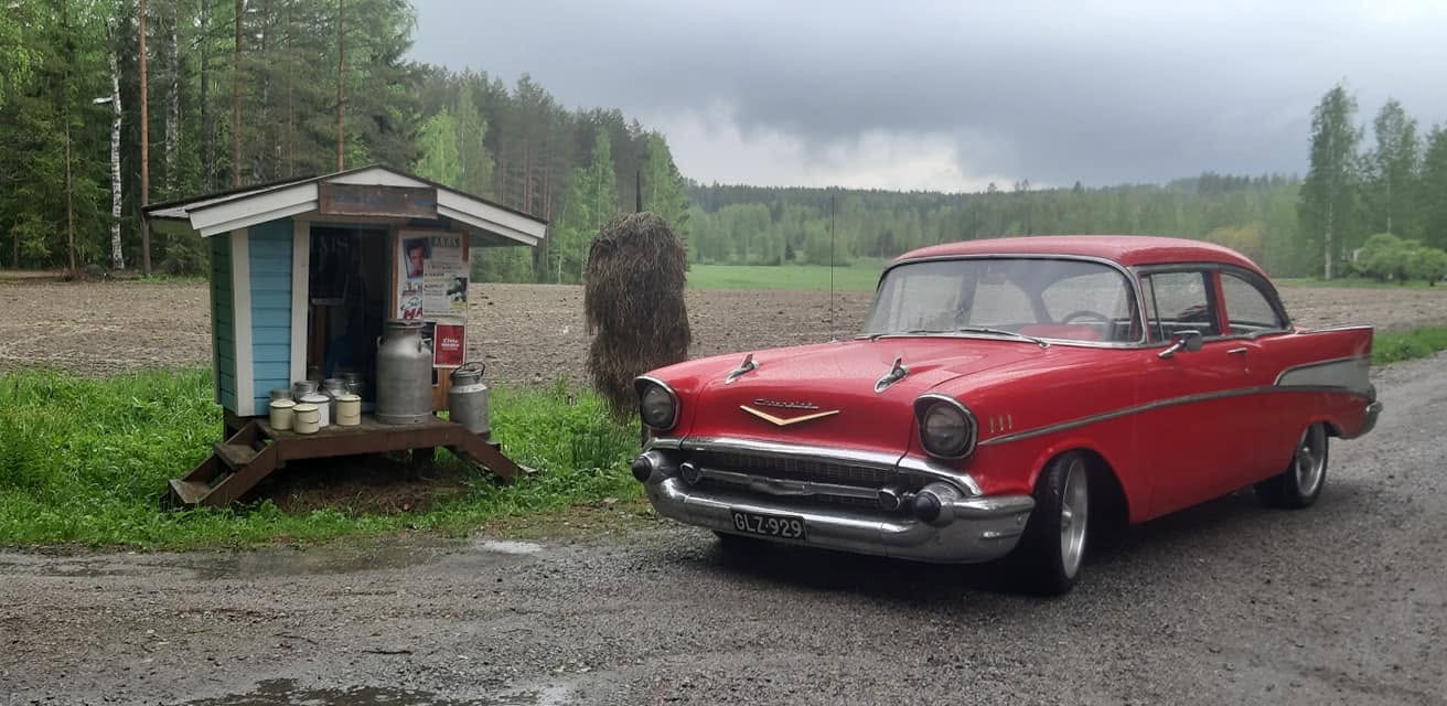 Punainen Chevrolet Bel Air Elvis-tuvan edustalla