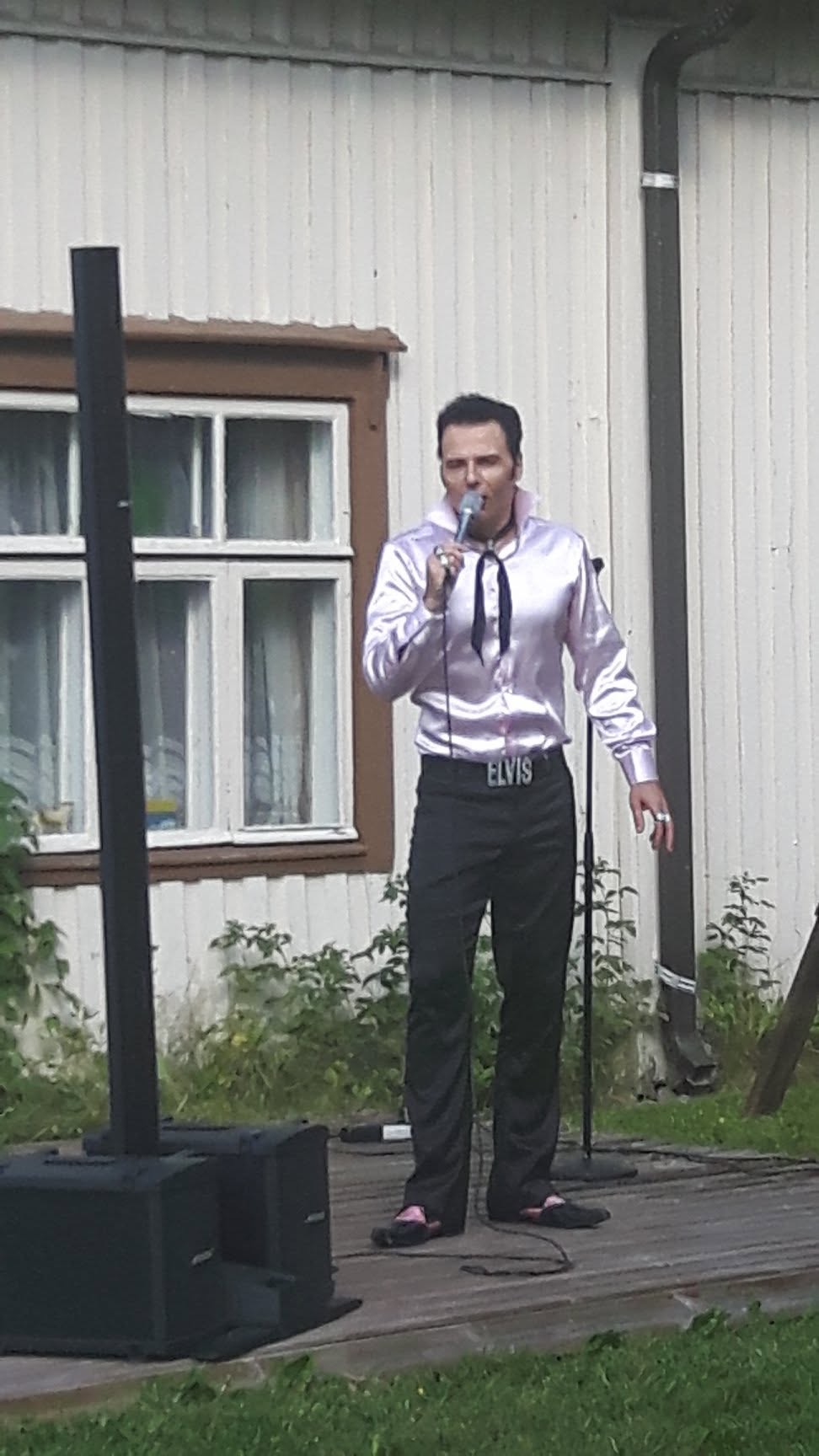 Aron esiintyy Elvis-tuvan lavalla vaaleanpunaisessa paidassa