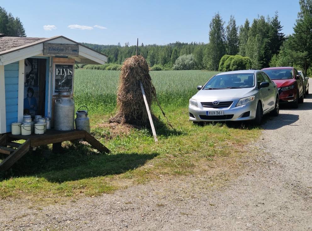 Elvis-tuvan pieni pihamökki ja Elviskuja-kyltti