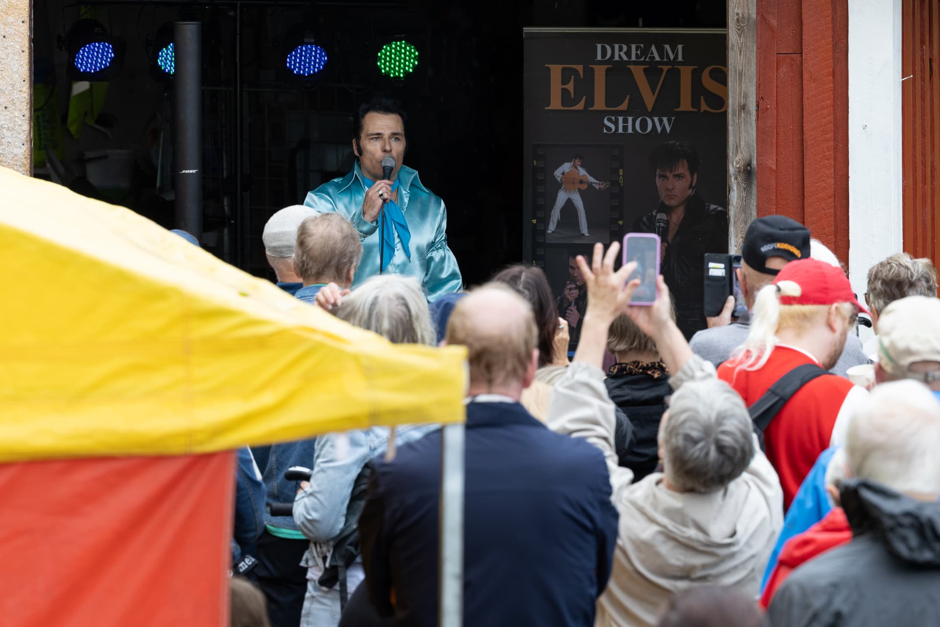 Dream Elvis Show -esitys yleisön edessä Elvis-tuvalla