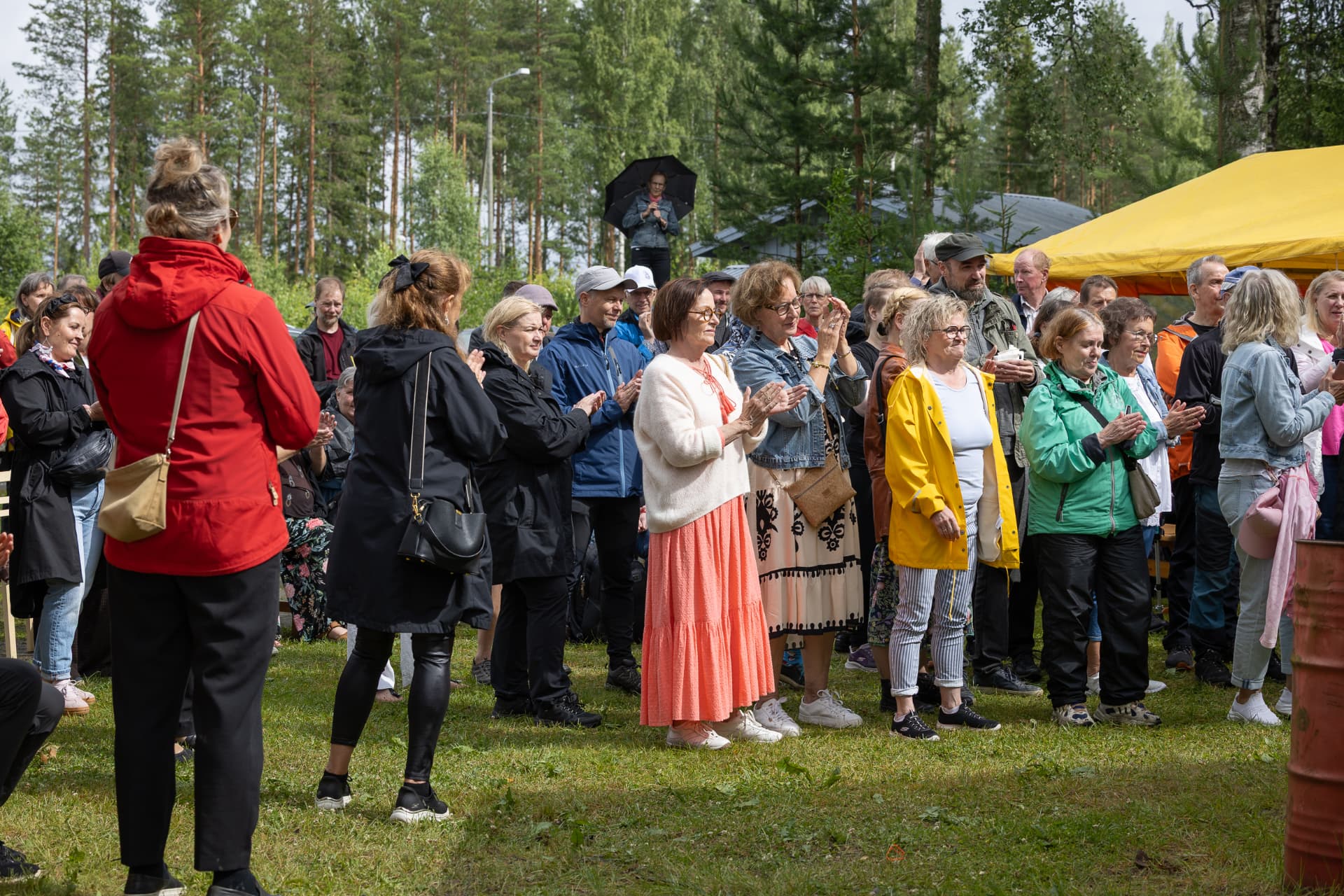Yleisö taputtaa Elvis-tuvan kesätapahtumassa
