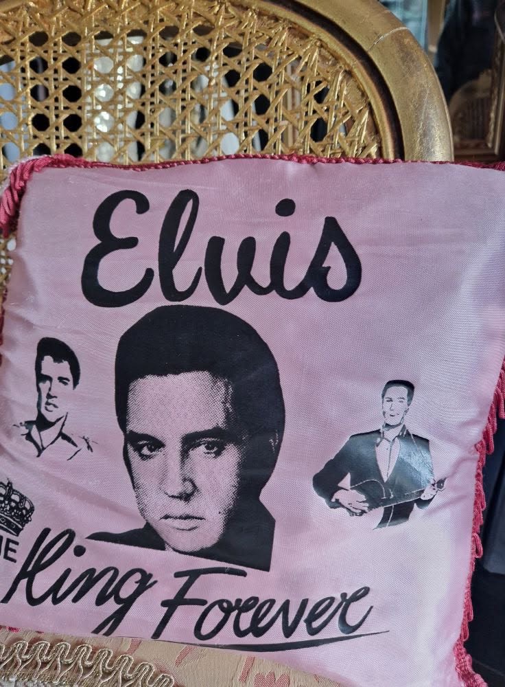 Elvis King Forever -tyyny rottinkituolilla